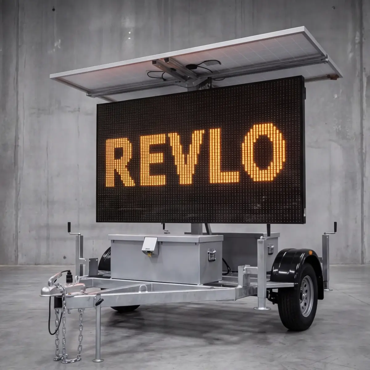 Painel de mensagem variável móvel Revlo visto de frente, sobre a carretinha, com a matriz de LED acesa