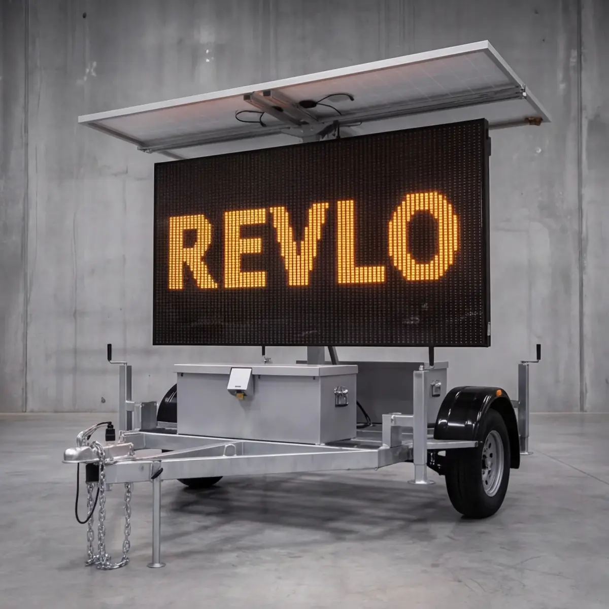 Painel de mensagem variável móvel Revlo sobre carretinha, com as placas fotovoltaicas abertas